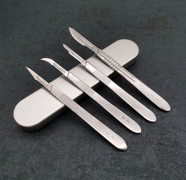 1725435867274985.jpg 手術(shù)刀激光打標(biāo).jpg