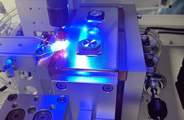 鋰電池激光焊接機如何保證焊接效果的一致性和穩(wěn)定性？