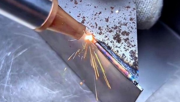 激光焊接機(jī)焊接過(guò)程中為什么會(huì)產(chǎn)生裂紋？