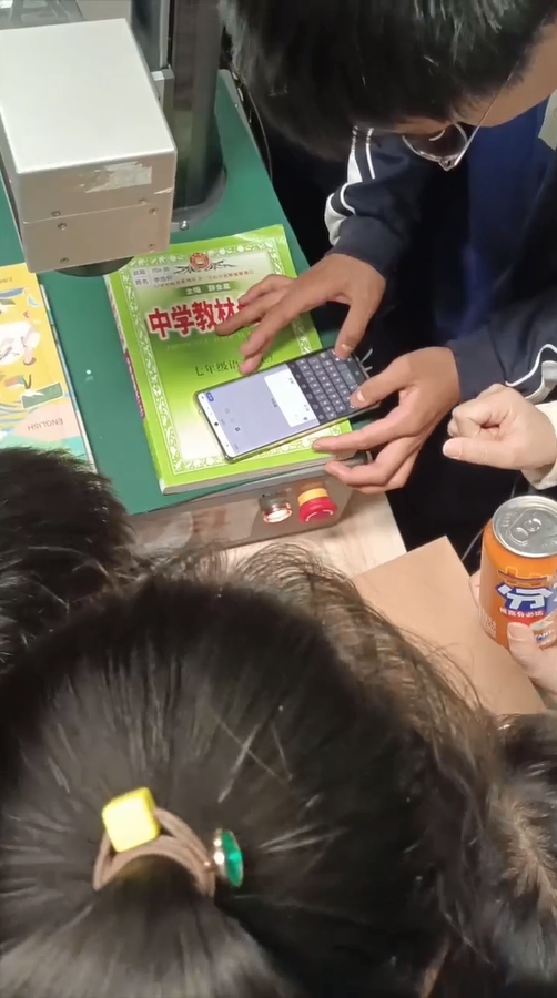 小朋友操作桌面式激光打標(biāo)機(jī)