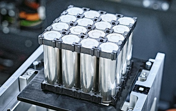 激光焊接機在焊接鋰電池時，如何防止電解液泄漏引發(fā)安全問題？