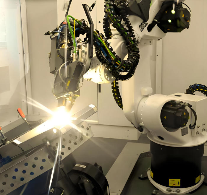 激光焊接機(jī)器人：輕松搞定曲面焊接需求